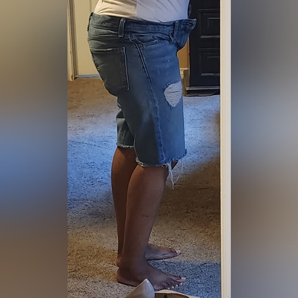 Men's Distresses Levi's shorts - Picture 2 of 3